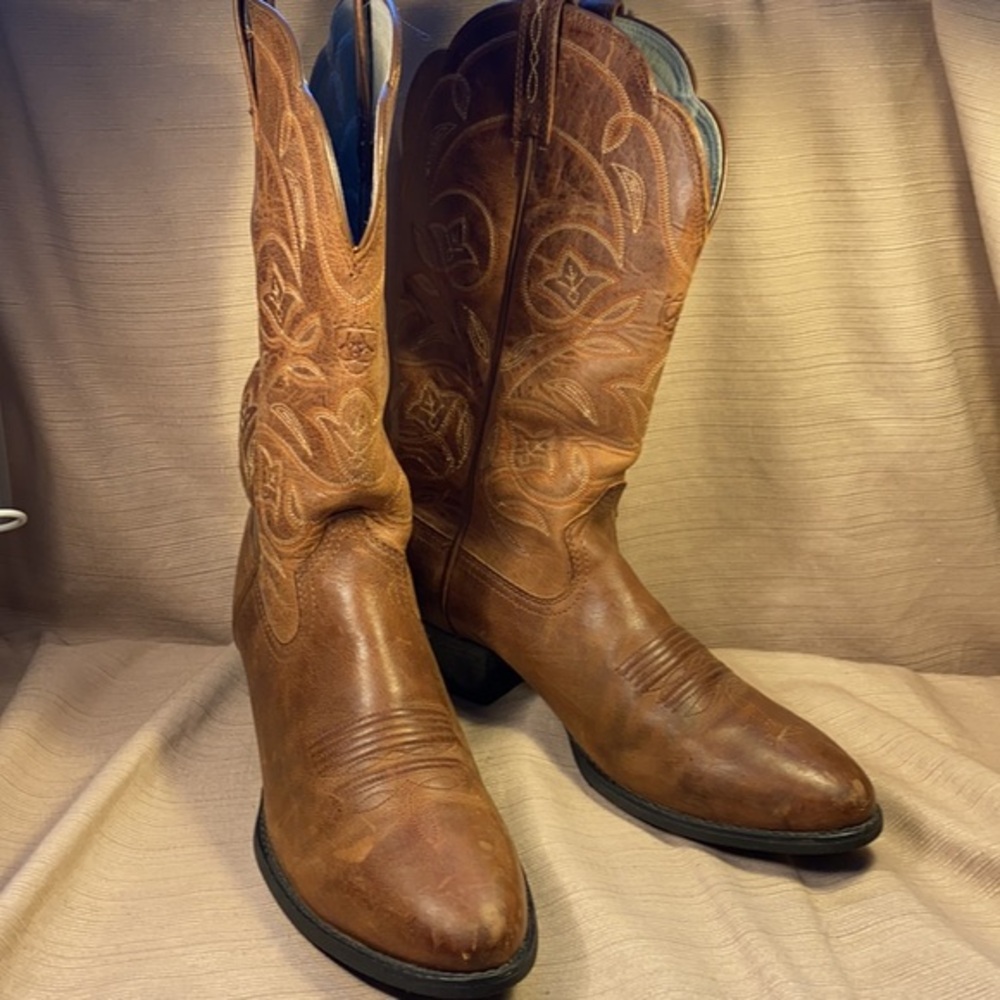 Ariat almost NEW leather cowboy boots